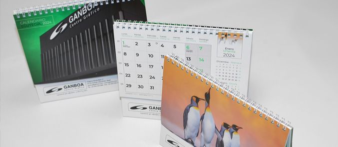 Calendario sobremesa, con peana rígida