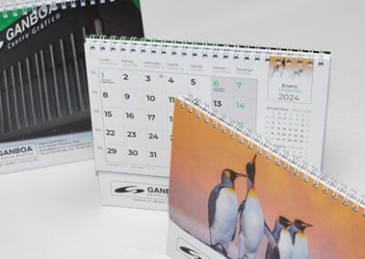 Calendario sobremesa, con peana rígida